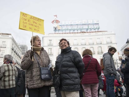 Concentración en Madrid para exigir mejoras en la renta mínima.