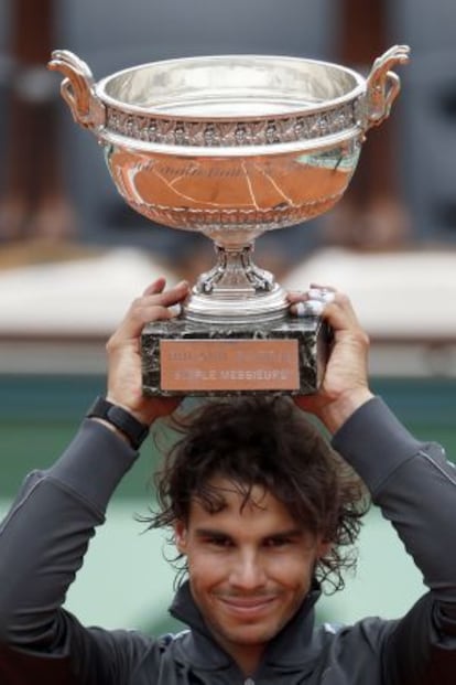 Nadal eleva el trofeo tras vencer a Djokovic