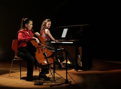 La chelista Mónica Marí y la pianista Carolina Santiago, en un concierto en Barcelona. / CENTRE CIVIC URGELL