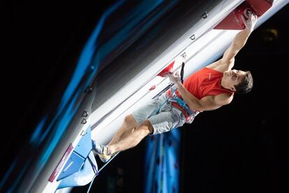 El suizo Sascha Lehmann en la final del Campeonato Mundial de Escalada IFSC en Innsbruck (Austria).