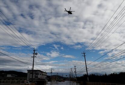 Un helicóptero de rescate inspecciona las zonas inundadas del río Chikuma en Nagano (Japón), el 13 de octubre de 2019.