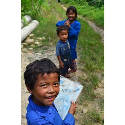 Varios niños vuelven del colegio en una zona rural al sur de Nepal.