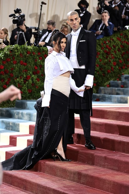 Kourtney Kardashian aseguró no haber prestado mucha atención a la temática de la gala y quiso acudir con lo que ella llamó "una versión deconstruida del traje de su marido", Travis Barker. Ambos looks son de Thom Browne.
