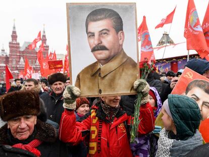 Nostálgicos de la URSS se manifiestan en la plaza Roja de Moscú en 2018 con un retrato de Stalin.