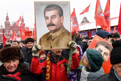 Nostálgicos de la URSS se manifiestan en la plaza Roja de Moscú en 2018 con un retrato de Stalin.