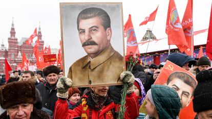 Nostálgicos de la URSS se manifiestan en la plaza Roja de Moscú en 2018 con un retrato de Stalin.