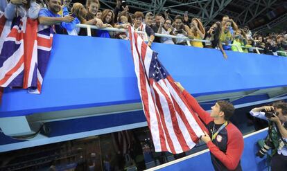 Phelps, a bandeira dos EUA e seu bebê, Boomer.