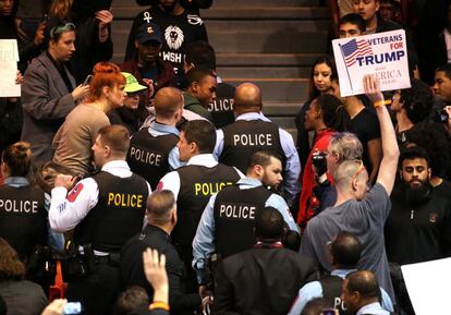 Un manifestante es expulsado del acto de Trump.