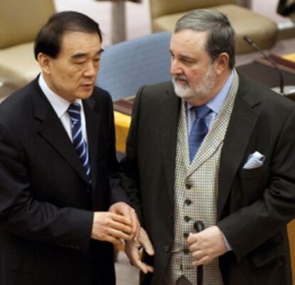 El embajador chino en la ONU, Li Baodong, habla con su homólogo paquistaní, Abdullah Hussain Haroon.