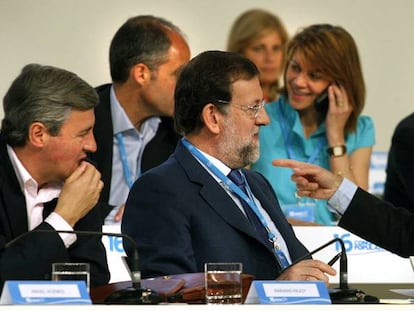 Jos&eacute; Mar&iacute;a Aznar se&ntilde;ala con el dedo a Mariano Rajoy, en un Congreso Nacional del PP, en 2008.