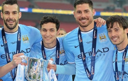 Negredo, Navas, Javi García y Silva celebran el título.