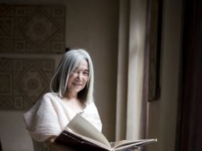 Maria Kodama, escritora y viuda de Borges, hojea el libro 'Atlas'.