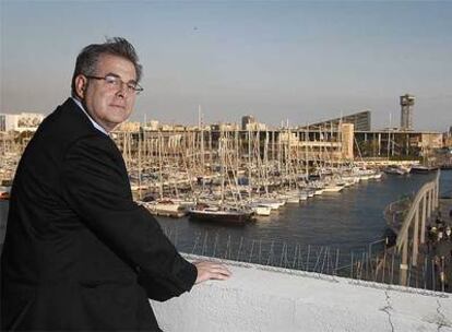 Jordi Valls en el edificio de la autoridad portuaria de Barcelona.