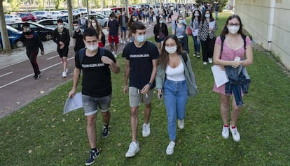 Estudiants a punt d'entrar a la Selectivitat a Lleida, el 7 de juliol.