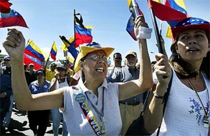 Marcha opositora frente a la base militar de La Carlota, ayer cerca de Caracas.