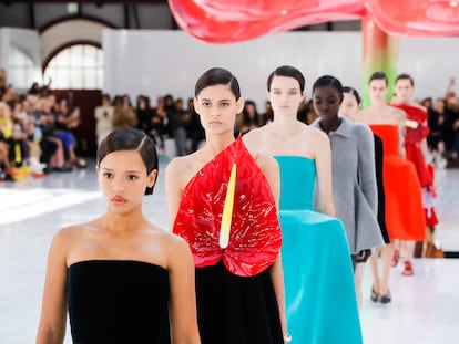 Una serie de modelos presentan la colección primavera/verano 2023 de Loewe, este 30 de septiembre en la semana de la moda de París.