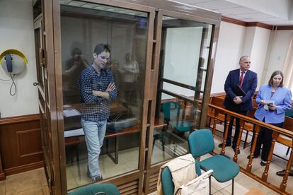 El reportero Evan Gershkovich, junto a la embajadora de Estados Unidos en Rusia, Lynne Marie Tracy, este martes ante el tribunal de Moscú que ha decidido mantenerlo en prisión. 