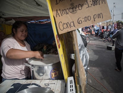 María Elena Pérez Nava, mexicana de 30 años, es voluntaria y la máxima responsable de la cocina de El Chaparral. Como el resto de migrantes llegó al campamento huyendo de la violencia de su comunidad y ahora espera un permiso para cruzar a Estados Unidos.
