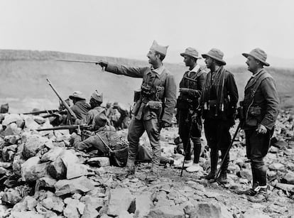 Francisco Franco, jefe de la Primera Bandera del Tercio, da órdenes a sus capitanes para lanzar las tropas al asalto de Ras Medua, en octubre de 1921.