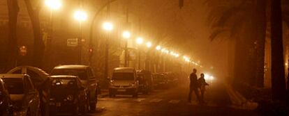 LA NIEBLA REDUJO LA VISIBILIDAD EN LA MADRUGADA DE AYER EN VALENCIA, COMO MUESTRA ESTA IMAGEN CAPTADA EN LA AVENIDA DEL ANTIC REGNE.