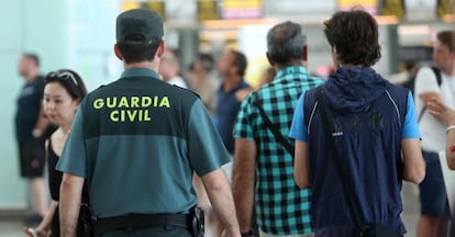 Un guàrdia civil i diversos viatges a l'aeroport del Prat aquest dimarts.