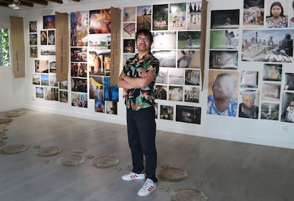 El fotógrafo Camilo Rozo frente a su selección de imágenes en el Centro Cultural Gabriel García Márquez, en la Embajada de Colombia, en Madrid.