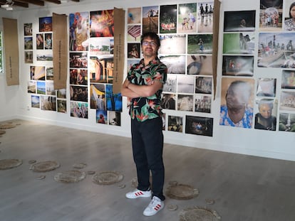 El fotógrafo Camilo Rozo frente a su selección de imágenes en el Centro Cultural Gabriel García Márquez, en la Embajada de Colombia, en Madrid.