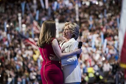 Momento ntimo sobre el escenario entre madre e hija, antes del discurso de Hillary.