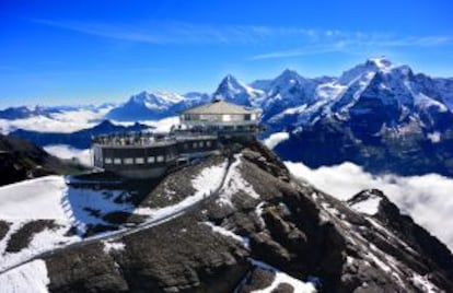 Terraza del restaurante giratorio Piz Gloria, en la cima del pico Schithorn, en los Alpes suizos.