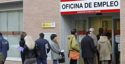 Un grupo de personas hace cola en la entrada de una oficina de empleo de la Comunidad de Madrid