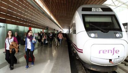 Viajeros de Barcelona bajan de un AVE de Renfe en la estaci&oacute;n de Bilbao