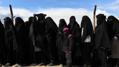 Un grupo de mujeres y una menor hacían cola en la sección extranjera del campo de familiares del ISIS de Al Hol, en Siria, en abril de 2019.