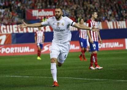 Benzema celebra el primer gol del partido