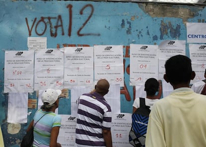 Venezolanos comprueban su mesa electoral antes de ejercer su derecho al voto en Caracas, el 20 de mayo de 2018.