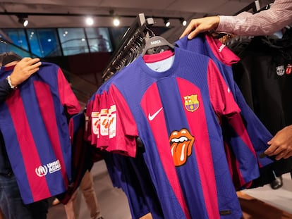 Camisetas del FC Barcelona con el logotipo de los Rolling Stones, que lucirá en el partido de LaLiga EA Sports que disputará contra el Real Madrid el próximo sábado 28 de octubre en el Estadio Olímpico Lluís Companys.