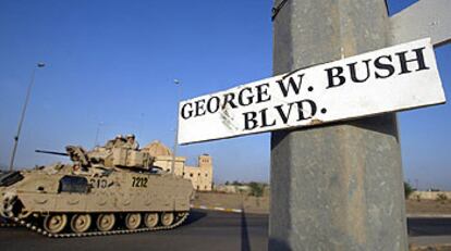 Un tanque estadounidense circula por una calle de Tikrit que ha sido rotulada con el nombre del presidente George W. Bush.