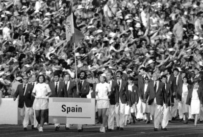El equipo español en los XXIII Juegos Olímpicos, celebrados en Los Ángeles en 1984, fue abanderado por Alejandro Abascal, regatista cántabro que consiguió una medalla de oro en Moscú 1980.
