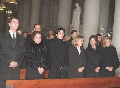 La familia Franco, reunida en el funeral del marqués de Villaverde, en febrero de 1998. De izquierda a derecha, José Cristóbal, Carmen Franco, Carmen hija, Arantxa, Merry y Mariola; en segunda fila, Francis y Jaime.