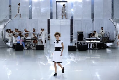 El desfile de alta costura primavera/verano 2014 de Chanel se celebró, como es habitual, en el Grand Palais de París transformado esta vez en un espacio bautizado como Club Cambon (en referencia a la calle donde está la sede de la compañía) gracias a una espectacular escenografía.