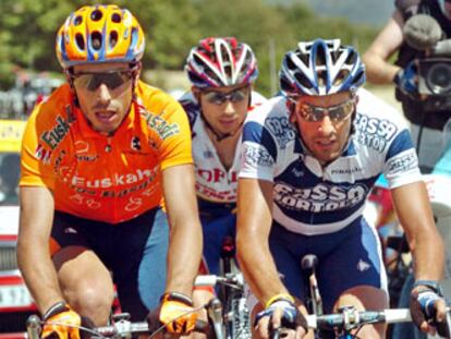 El vencedor de la etapa, David Moncoutie, entre Egoi Martínez (izquierda) y Juan Antonio Flecha, en su escapada de la etapa.