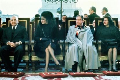 Funeral de Franco en la plaza de Oriente. De izquierda a derecha, el vicepresidente dominicano, Rafael Gosico Morales, Imelda Marcos y Augusto Pinochet junto a su esposa.