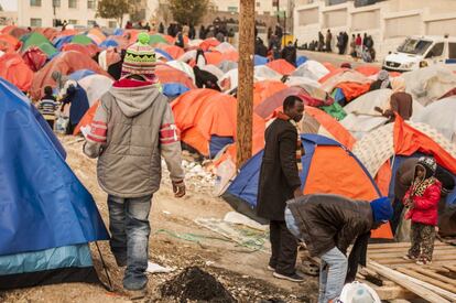 Los manifestantes se quejaban de que el Alto Comisionado de las Naciones Unidas para los Refugiados (ACNUR) favorecía a la mayoría de refugiados sirios en detrimento de sus propias necesidades. En la imagen, un niño pasea entre las tiendas.