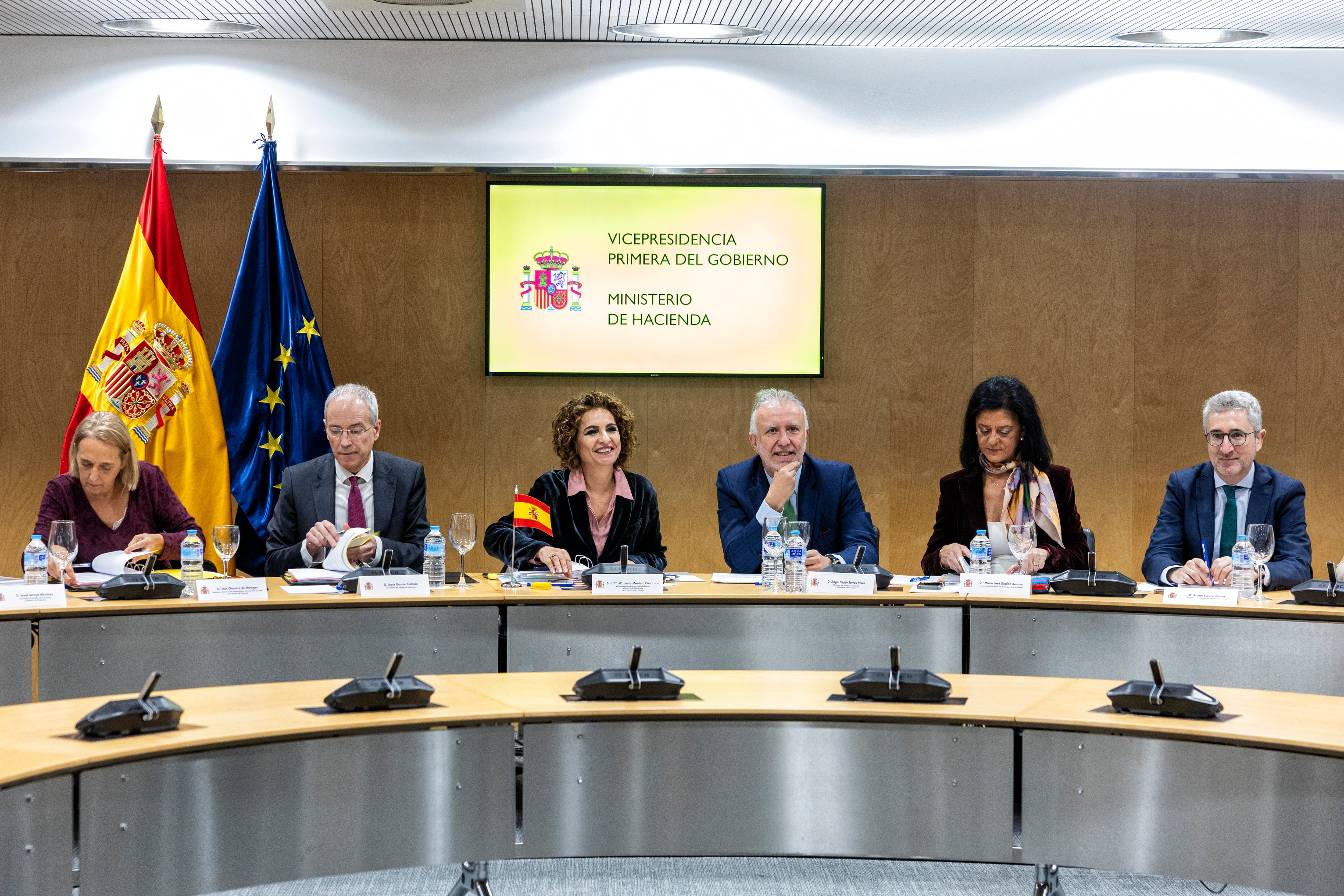 La vicepresidenta primera y ministra de Hacienda, María Jesús Montero, y el titular de Política Territorial, Ángel Víctor Torres (ambos en el centro), en una rueda de prensa el día 14 en Madrid tras presidir el Consejo de Política Fiscal y Financiera.