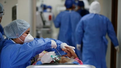 Una doctora revisa a un paciente en la sala de urgencias del Hospital Metropolitano, en Monterrey, en enero de 2022.
