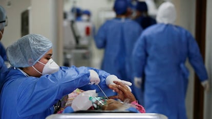 Una doctora revisa a un paciente con en la sala de urgencias del Hospital Metropolitano, en Monterrey, en enero de 2022.