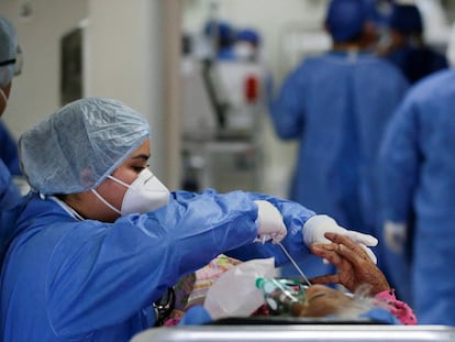 Una doctora revisa a un paciente en la sala de urgencias del Hospital Metropolitano, en Monterrey, en enero de 2022.