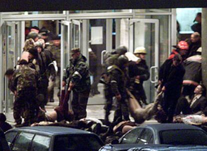 Los soldados han lanzado gases venenosos para paralizar a los guerrilleros, que estaban fuertemente armados y con cargas explosivas de dos kilos en sus cuerpos. En la foto, los cadveres se acumulan en la puerta del recinto.
(REUTERS)