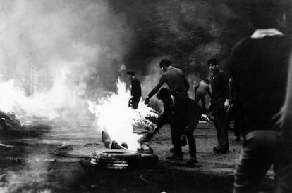 Desde 1948 en el país centroeuropeo el único partido permitido era el KSC, y cualquier crítica o protesta contra el régimen era duramente reprimida. Pero después de la muerte de Josef Stalin en 1953 se llevaron a cabo algunas cautelosas reformas económicas y se relajó tímidamente la estricta censura, lo que dio pie al surgimiento de movimientos de intelectuales y artistas que se atrevían cada vez más a criticar al partido comunista. En la imagen, manifestantes queman neumáticos durante los enfrentamientos con las tropas soviéticas tras la ocupación de Checoslovaquia, el 21 de agosto de 1968.