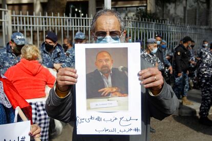 Manifestación por el asesinato de Lokman Slim frente al Ministerio de Justicia, este jueves en Beirut.