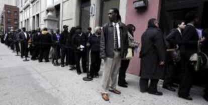 Fotografía de archivo fechada el 12 de abril de 2012 de un grupo de personas haciendo cola para asistir a una feria del empleo en un edificio oficial en Brooklyn, Nueva York, Estados Unidos. EFE/Archivo